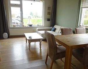 Ruime woonkamer in Vakantiehuis in Breskens, Zeeuws-Vlaanderen met veel natuurlijk licht.