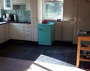 Volledig uitgeruste keuken in Vakantiehuis in Breskens, Zeeuws-Vlaanderen met retro koelkast.