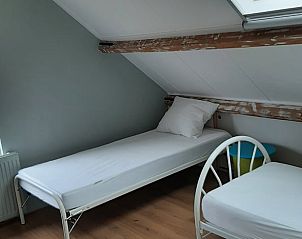 Slaapkamer met twee bedden in Vakantiehuis in Breskens, Zeeuws-Vlaanderen, rustieke sfeer.