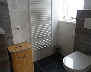 Moderne badkamer in Vakantiehuis in Breskens, Zeeuws-Vlaanderen met stijlvolle afwerking.