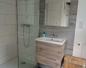 Elegante douche en wastafel in Vakantiehuis in Breskens, Zeeuws-Vlaanderen, luxe details.