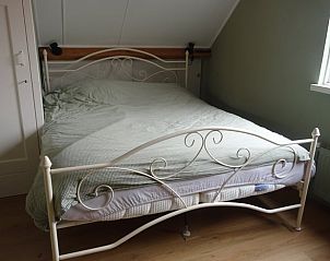 Comfortabele slaapkamer met tweepersoonsbed in Vakantiehuis in Breskens, Zeeuws-Vlaanderen.