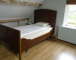 Knusse slaapkamer met eenpersoonsbed in Vakantiehuis in Breskens, Zeeuws-Vlaanderen.