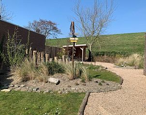 Gezellige tuin met grindpad in Vakantiehuis in Breskens, Zeeuws-Vlaanderen, natuurlijke omgeving.