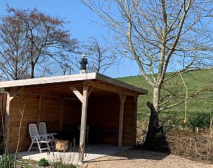 Overdekte veranda in Vakantiehuis in Breskens, Zeeuws-Vlaanderen, perfect voor ontspanning.