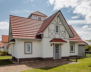 Watervilla 9A Luxe in Cadzand-bad, Zeeuws-Vlaanderen, a charming vacation home with red roofs and green garden in sunny Zeeland.