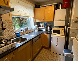 Compact kitchen in VZ726 Apartment Cadzand, Cadzand-bad, Zeeuws-Vlaanderen with modern appliances.