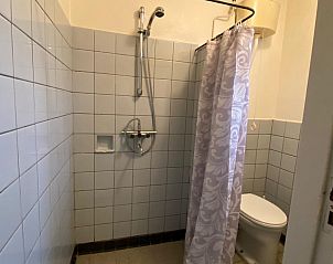 Bathroom with shower in VZ726 Apartment Cadzand, Cadzand-bad, Zeeuws-Vlaanderen.