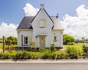 Charming vacation home Watervilla 6B Luxe in Cadzand-bad, Zeeuws-Vlaanderen, surrounded by green nature and peaceful surroundings.