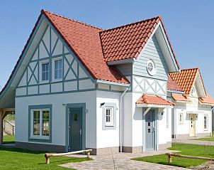 Charmante Watervilla 5A in Cadzand-bad, Zeeland, met traditionele architectuur en rode dakpannen. Ideaal vakantiehuis in Zeeuws-Vlaanderen.