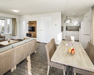 Moderne woonkamer in Watervilla 5A, een vakantiehuis in Cadzand-bad, Zeeuws-Vlaanderen, met lichte inrichting en comfortabele zitplaatsen.