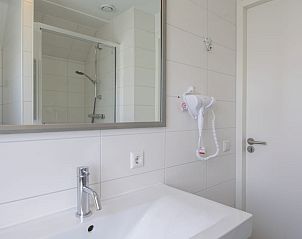 Attractive bedroom in Villa 5A Luxe, Cadzand-bad, Zeeuws-Vlaanderen. Comfortable vacation home in Zeeland with two single beds.