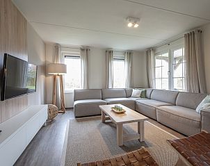 Stylish living room in Villa 10A Luxe, a vacation home in Cadzand-bad, Zeeuws-Vlaanderen, with comfortable sitting area and natural light.