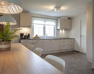 Modern kitchen in Villa 10A Luxe, a vacation home in Cadzand-bad, Zeeuws-Vlaanderen, Zeeland. Spacious layout with lots of natural light.