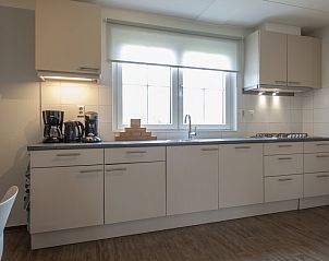 Modern kitchen in Villa 10A Luxe, a vacation home in Cadzand-bad, Zeeuws-Vlaanderen, Zeeland with ample workspace and lots of light.