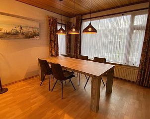 Dining room with wooden table in VZ730 Holiday home Cadzand-Bad, Zeeuws-Vlaanderen.