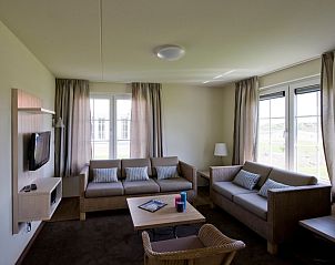 Attractive bedroom in Villa 6A, vacation home in Cadzand-bad, Zeeuws-Vlaanderen, with comfortable bed and beach decor.