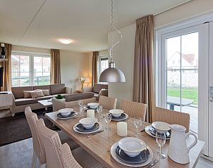 Modern bathroom in Villa 6A, a vacation home in Cadzand-bad, Zeeland, with shower and round window for natural light.