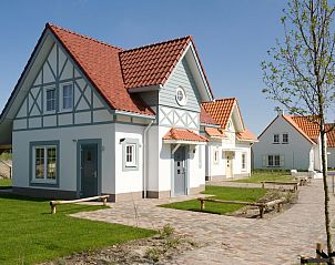 Villa 4C Luxe in Cadzand-bad, Zeeuws-Vlaanderen, vacation home with charming architecture and green surroundings.