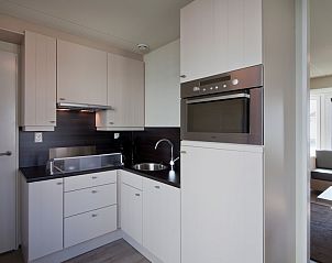 Modern kitchen in Villa 4C Luxe, Cadzand-bad, Zeeuws-Vlaanderen, fully equipped for a pleasant stay.