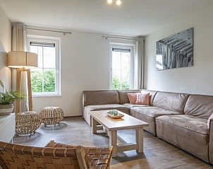 Cozy living room in Villa 8A Luxe, a vacation home in Cadzand-bad, Zeeuws-Vlaanderen, with comfortable sitting area and lots of natural light.