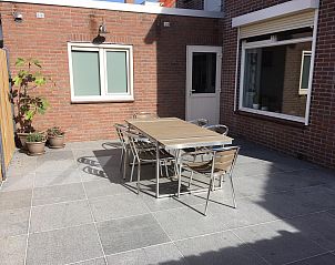 Terrasse des Ferienhauses VZ920 in Cadzand-Bad, Zeeuws-Vlaanderen, ideal fr Mahlzeiten im Freien.