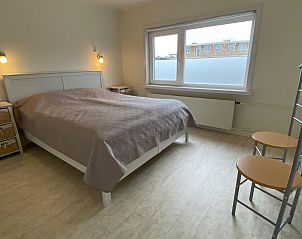 VZ920 Ferienhaus Badezimmer in Cadzand-Bad, Zeeuws-Vlaanderen, mit Dusche und Waschbecken.