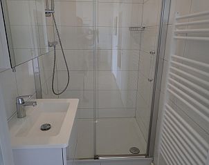 Modern bathroom in VZ922 Holiday apartment in Cadzand, equipped with a spacious shower and stylish decor.
