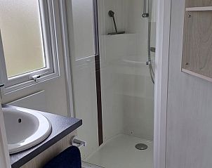 Modernes Badezimmer im Ferienhaus in Hengstdijk, Zeeuws-Vlaanderen, Zeeland mit Dusche und Waschbecken fr einen komfortablen Aufenthalt.