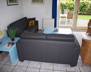 Gezellige woonkamer in Vermare, Wemeldinge, Zuid-Beveland, met comfortabele banken en tuinzicht.