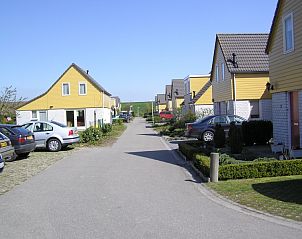 Straatbeeld van vakantiewoningen in Wemeldinge, Zuid-Beveland, met uitzicht op de omgeving.