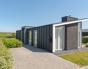 Moderne buitenkant van Vakantiehuis Ruisweg 71 in Wemeldinge, vakantiehuis in Zeeland met strak ontwerp.