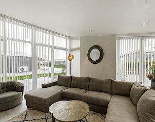 Gezellige woonkamer in Vakantiehuis Ruisweg 71, Wemeldinge, vakantiehuis met comfortabele bank en veel lichtinval.