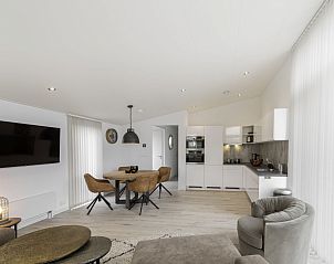 Open keuken en eetruimte in Vakantiehuis Ruisweg 71, vakantiehuis in Wemeldinge, ideaal voor gezellige maaltijden.