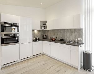 Strakke moderne keuken in Vakantiehuis Ruisweg 71, vakantiehuis in Wemeldinge, compleet met inbouwapparatuur.