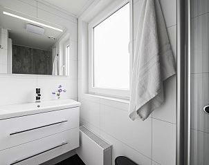 Stijlvolle badkamer in Vakantiehuis Ruisweg 71, vakantiehuis in Wemeldinge, Zeeland, met moderne voorzieningen.