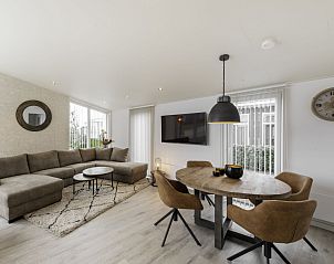 Ruime woonkamer in Vakantiehuis Ruisweg 71, vakantiehuis in Wemeldinge, perfect voor ontspanning in Zeeland.