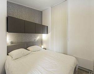 Tweede slaapkamer in Vakantiehuis Ruisweg 71, vakantiehuis in Wemeldinge, Zeeland, met modern interieur.