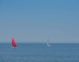 Zeilboten op zee nabij Vakantiehuis Ruisweg 71, vakantiehuis in Wemeldinge, ideaal voor zeilliefhebbers in Zeeland.