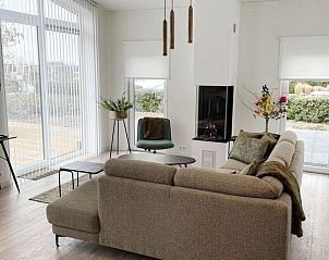 Gezellige woonkamer in Vakantiehuis Waterresort Oosterschelde huisnr. 68, Zuid-Beveland, met veel natuurlijk licht.