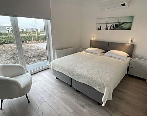 Slaapkamer in Vakantiehuis Waterresort Oosterschelde huisnr. 68, Wemeldinge, met uitzicht op de tuin.