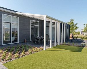 Voorzijde van Vakantiehuis Waterresort Oosterschelde huisnr. 68, Zuid-Beveland, met verzorgde tuin.