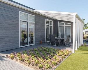 Terras met tuinmeubilair bij Vakantiehuis Waterresort Oosterschelde huisnr. 68 in Wemeldinge, ideaal voor buitenmaaltijden.