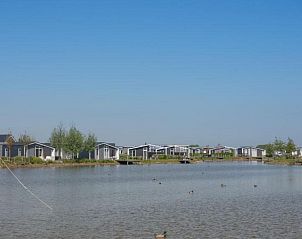 Uitzicht op het water bij Vakantiehuis Waterresort Oosterschelde huisnr. 68, Zeeland, met omliggende natuur.