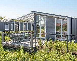 Buitenterras van Vakantiehuis Waterresort Oosterschelde huisnr. 83 in Wemeldinge, Zuid-Beveland, omgeven door groene natuur.