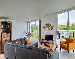 Moderne woonkamer in Vakantiehuis Waterresort Oosterschelde huisnr. 83 in Wemeldinge, met comfortabele zitgelegenheid.