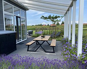 Overdekt terras van Vakantiehuis Waterresort Oosterschelde huisnr. 83 in Wemeldinge, ideaal voor buiten dineren.