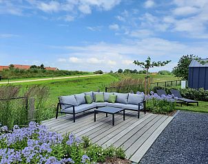 Zonnig terras met uitzicht in Vakantiehuis Waterresort Oosterschelde huisnr. 83 in Wemeldinge, Zuid-Beveland.