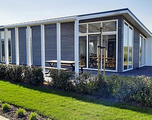 Buitenkant van Vakantiehuis Waterresort Oosterschelde huisnr. 83 in Wemeldinge, Zuid-Beveland, met moderne architectuur.