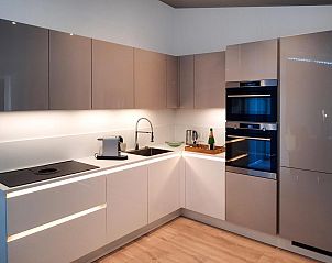 Stijlvolle keuken in Vakantiehuis Waterresort Oosterschelde huisnr. 83 in Wemeldinge, Zuid-Beveland, met moderne apparatuur.